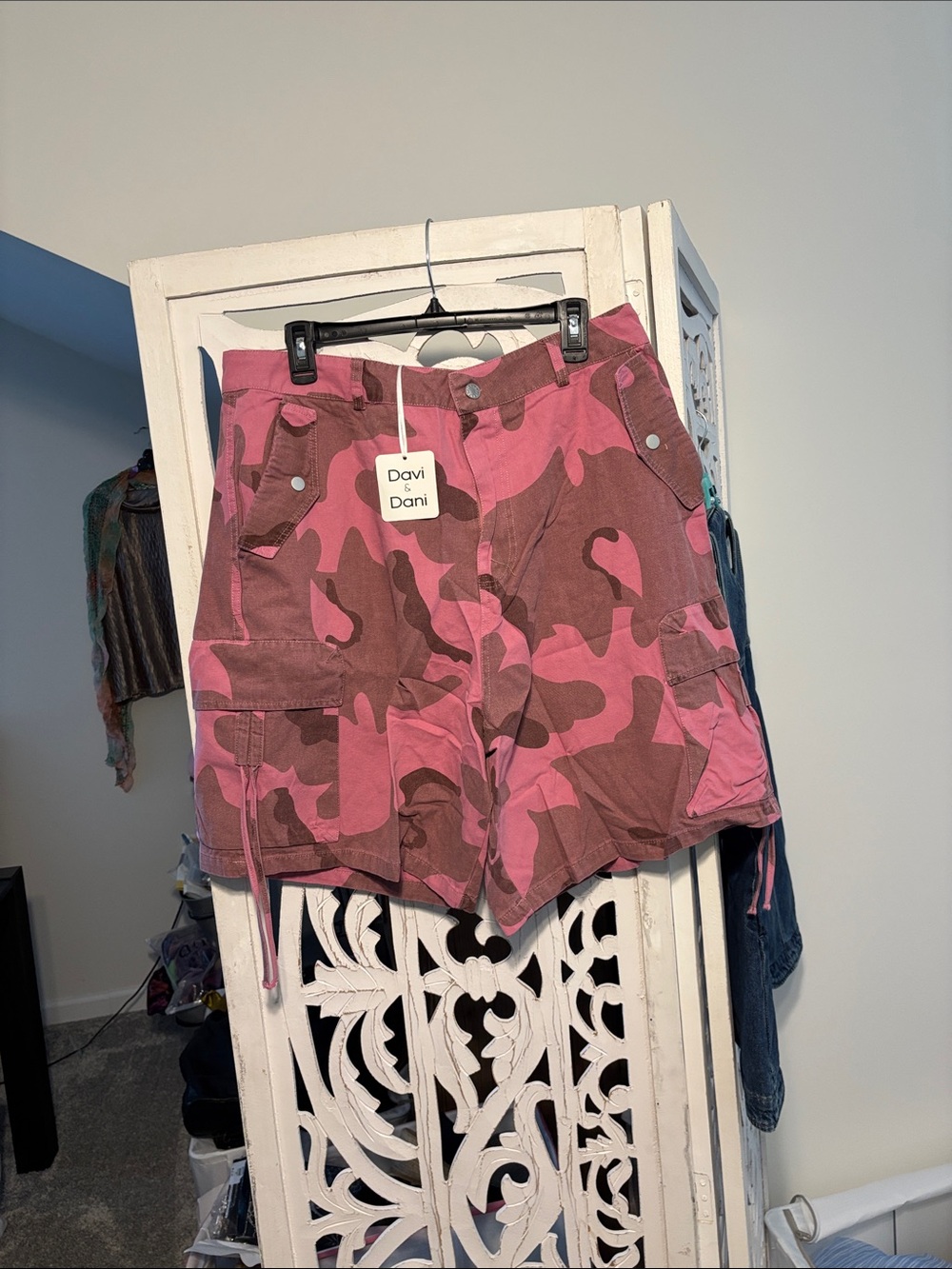 DAVI & DANI Women's Pink Camo Cargo Shorts